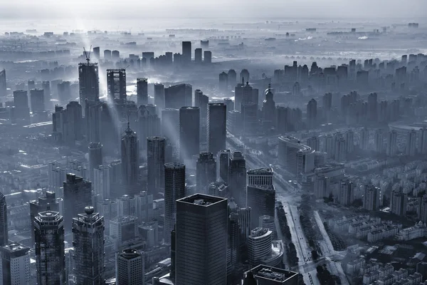 Дым над центром Шанхая на рассвете . — стоковое фото