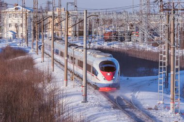 Modern yüksek hızlı tren hamle hızlı kış sabahı saat