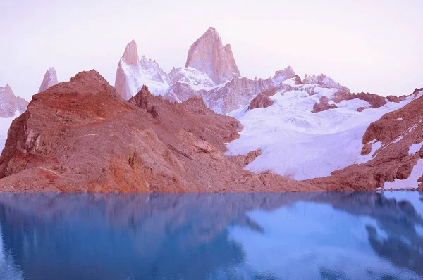 Vroege ochtend weergave van Fitz Roy berg. — Stockfoto