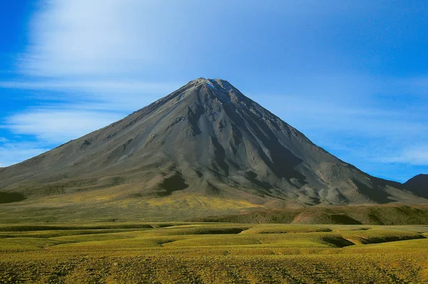 Vulkanische landschap op moment van de dag. — Stockfoto