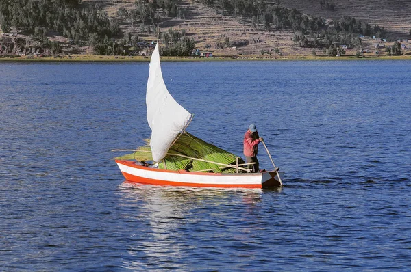 Mann segelt mit Stock in Boot. — Stockfoto