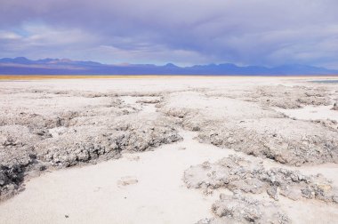 Yerden fırtınalı bulutlar.