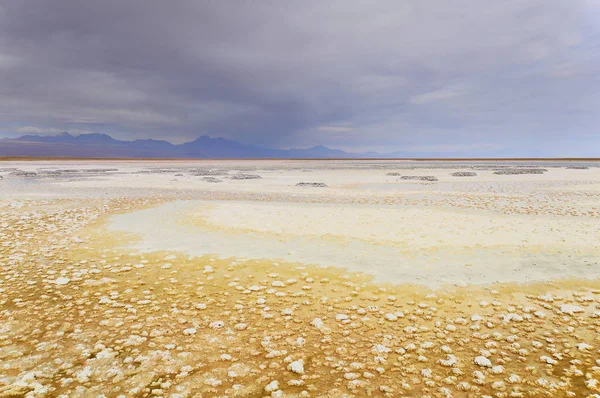 Nuvole tempestose sopra Laguna Cejar. Il deserto di Atacama. Cile . — Foto Stock