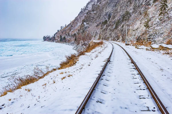 Çevre-Baykal demiryolu görünümünü kış, gündüz. — Stok fotoğraf