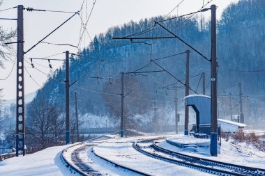 Yolcu platformu tarafından Trans Sibirya Demiryolu.