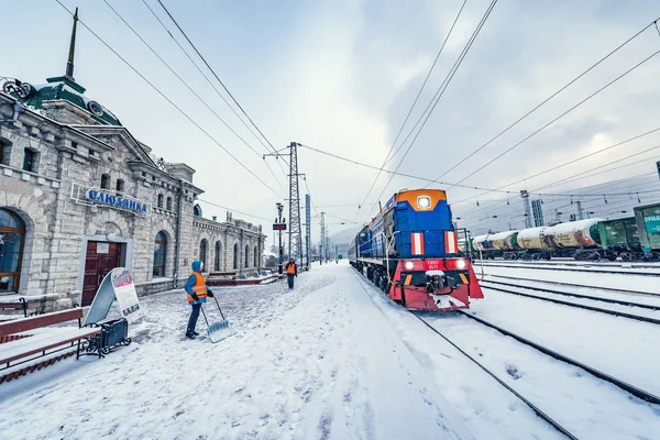 ポート バイカル湖への列車が出発する前にプラットフォームによって立っている Sludanka, ロシア - 2017 年 1 月 13 日。. — ストック写真