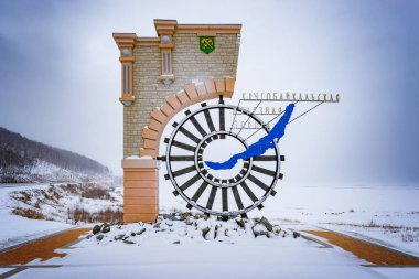 Kultuk, Irkutsk region, Rusya Federasyonu - 13 Ocak 2017: çevre-Baykal demiryolu başlangıcı işaretleme işareti.