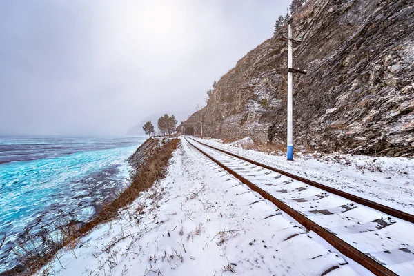 Vista de Circum-Baikal Railway no dia de inverno hora . — Fotografia de Stock