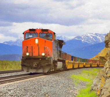 uzun yük treni.