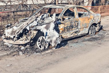 Terk edilmiş ve yanmış araba.