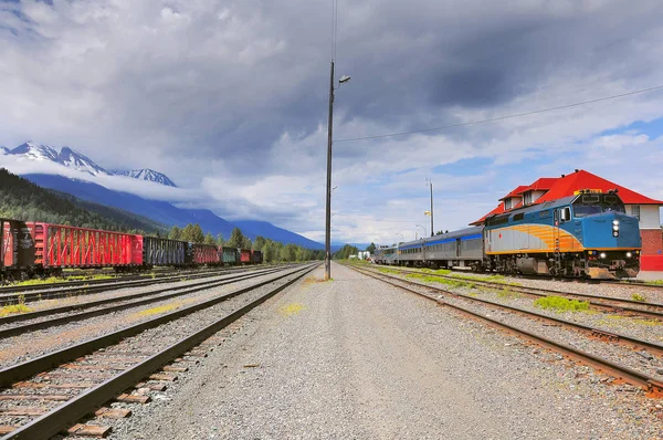 Passenger train from Prince Rupert to Prince George. — Stock Photo, Image