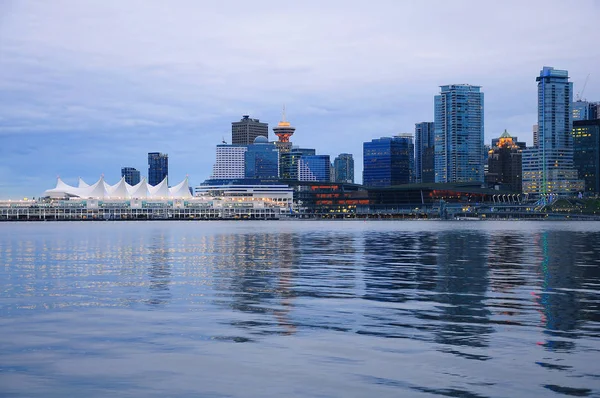 Večerní pohled z Vancouveru downtown. — Stock fotografie