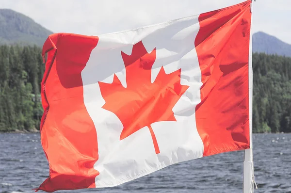 Bandeira do Canadá no fundo da natureza . — Fotografia de Stock