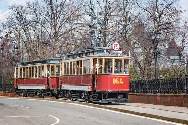 Oldtimer-Straßenbahn auf der Stadtstraße in der historischen Innenstadt. — Stockfoto