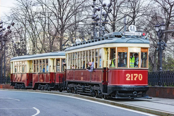 Historická tramvaj na město ulice v centru historického města. — Stock fotografie