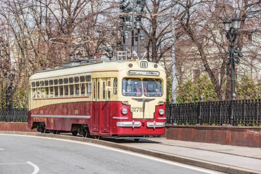 Vintage tramvaya tarihi şehir merkezinde şehrin sokak.