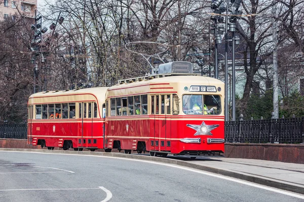 Вінтажний трамвай на міській вулиці в історичному центрі міста . — стокове фото