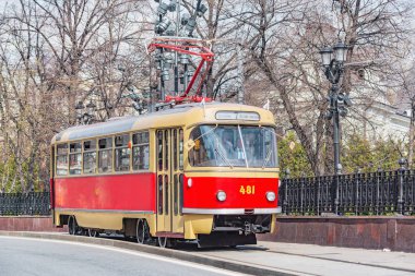 Vintage tramvaya tarihi şehir merkezinde şehrin sokak.