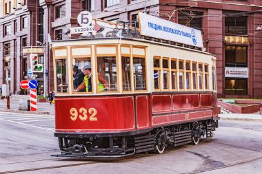 Vintage tramvaya tarihi şehir merkezinde şehrin sokak.