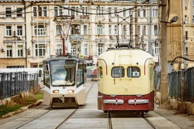 Vintage ve modern tramvay şehrin sokak üzerinde.