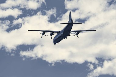 Navlun askeri uçak.