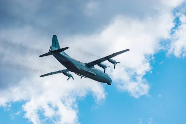 Avión militar de carga en el cielo nublado . —  Fotos de Stock