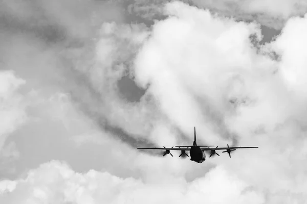 Vojenské nákladní letadlo. — Stock fotografie