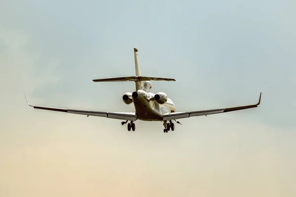 Aterrizaje del avión de pasajeros . — Foto de Stock