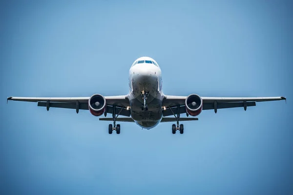 Landing of the passenger plane. — Stock Photo, Image