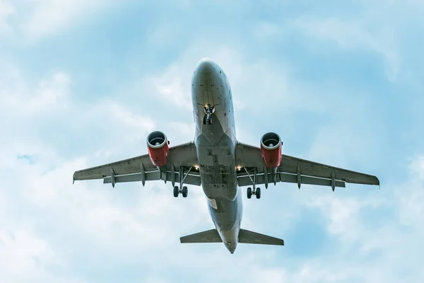 Landung des Passagierflugzeugs. — Stockfoto