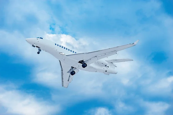 Aterrizaje del avión de pasajeros pequeño . — Foto de Stock