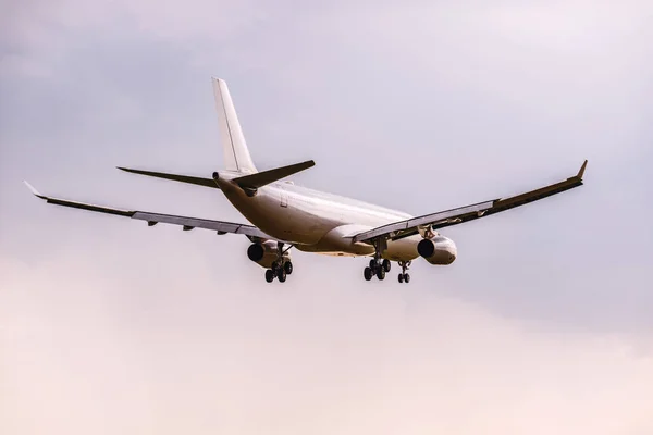 Aterrizaje del avión de pasajeros . — Foto de Stock