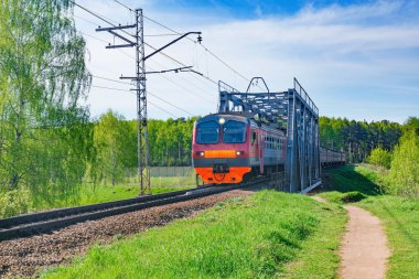 Yolcu treni Köprüsü aracılığıyla taşır.