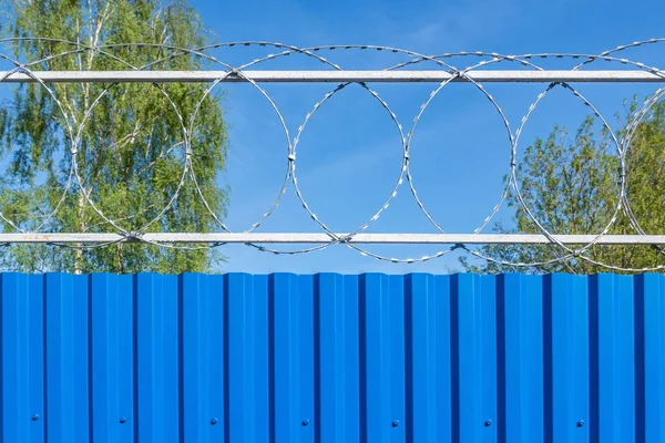 Kovový plot s ostnatým drátem. — Stock fotografie