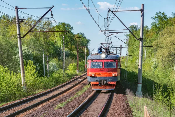 Két fiatal srác a vonat tető. — Stock Fotó