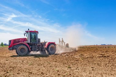 Tarım toprak sahada bahar gününde pulluklar..