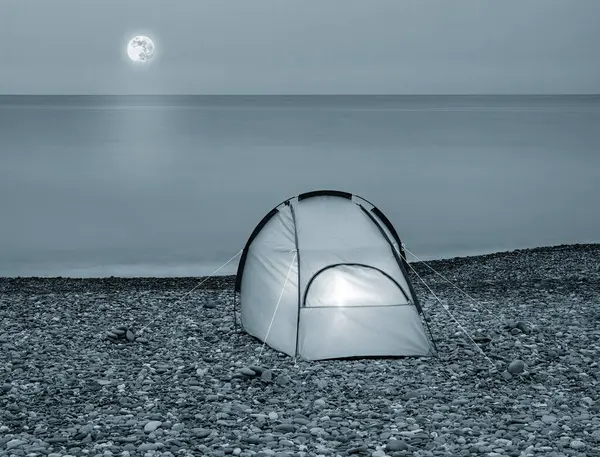 Tienda de campaña turística en la playa por la noche . — Foto de Stock