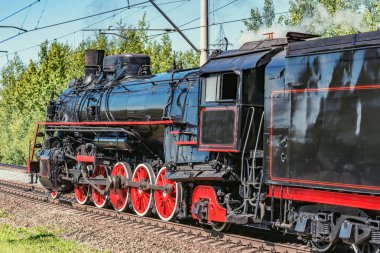 Retro buharlı yük treni tren istasyonundan kalkmaktadır. Moskova. Rusya.