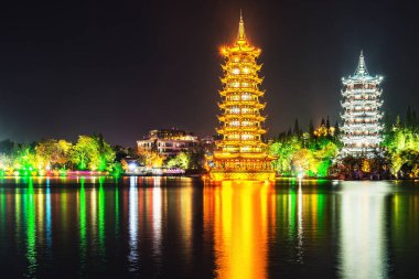 Shanhu Gölü 'ndeki Güneş ve Ay Pagoda' ları. Guilin..