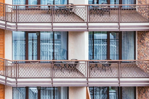 Окна и балконы нового таунхауса в дневное время . — стоковое фото