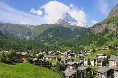 Gündüz vakti Matterhorn Dağı yakınlarında Zermatt 'ın evleri ve otelleri.
