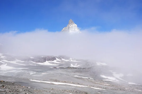 朝の雲の中のマッターホルン山. — ストック写真
