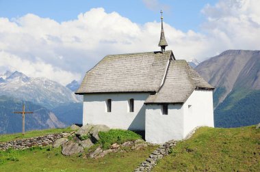Güneşli bir günde İsviçre Alplerindeki kilise.