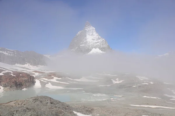 午前中は雲の中にマッターホルン山。スイス. — ストック写真
