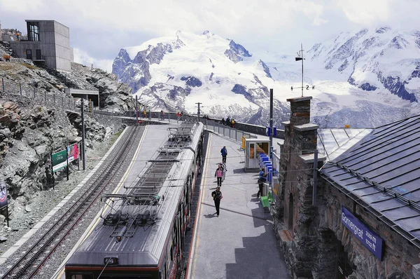 Gornergrat, İsviçre - 11 Temmuz 2012 Zermatt 'tan kalkan Cogwheel treni platformun yanında duruyor. — Stok fotoğraf