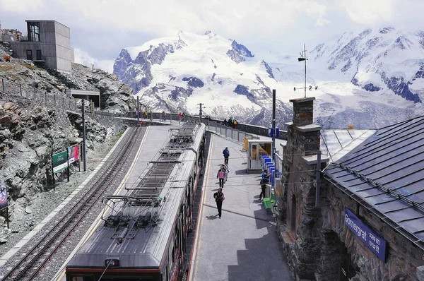 Gornergrat, Schweiz - 11. Juli 2012 Zahnradbahn aus Zermatt steht am Bahnsteig. — Stockfoto