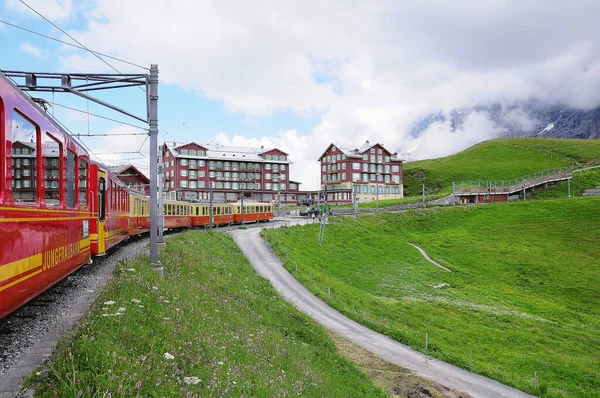 Kleine Scheidegg, Suiza - 09 de julio de 2012: Tren a Kleine Scheidegg llega desde la estación Jungfraujoch . — Foto de Stock