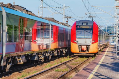 Yolcu treni Karadeniz kıyısındaki platform boyunca duruyor. Soçi. Rusya.