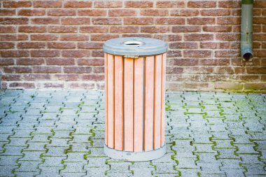 Şehir sokaklarındaki atık toplama çöpü..