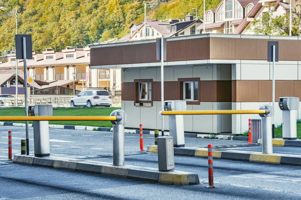 Ponto de controlo junto ao estacionamento na rua da cidade durante o dia . — Fotografia de Stock